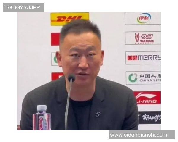 刘维伟回国寄语杨瀚森：未来之路不会顺畅每天都要前进 获赠签名球衣